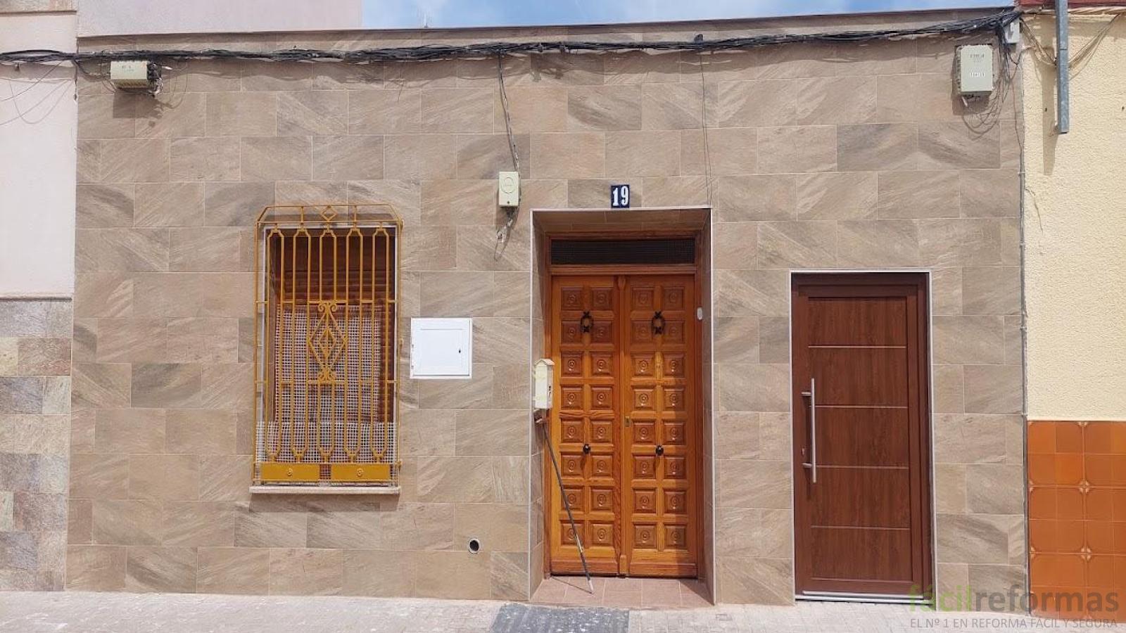 Reforma y alicatado de fachada principal en vivienda