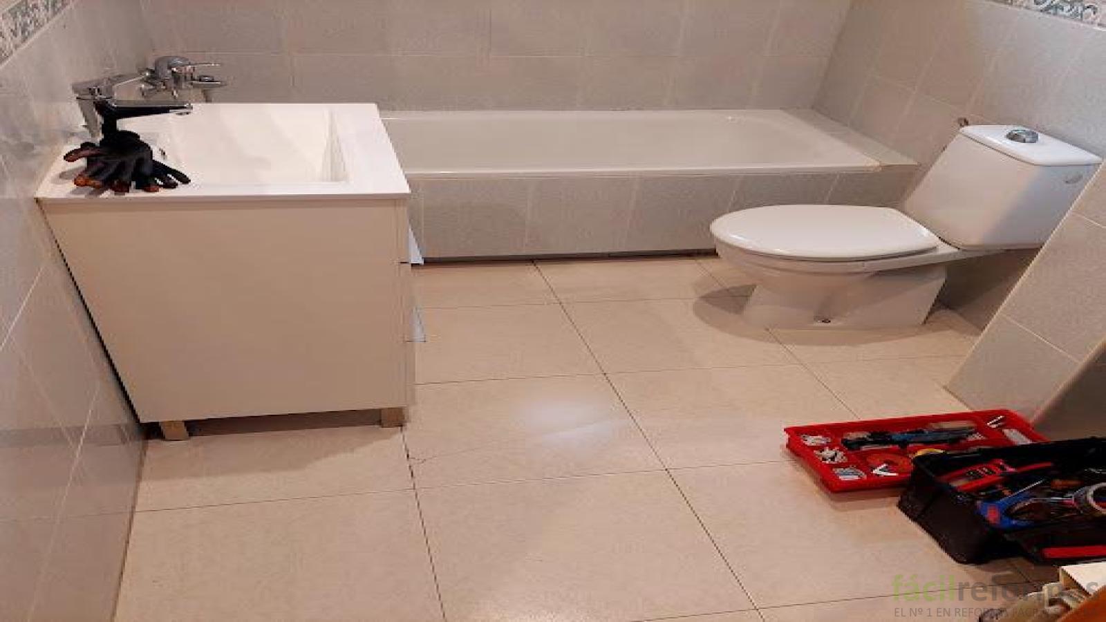 Reforma general de dos cuartos de baños en vivienda adosada