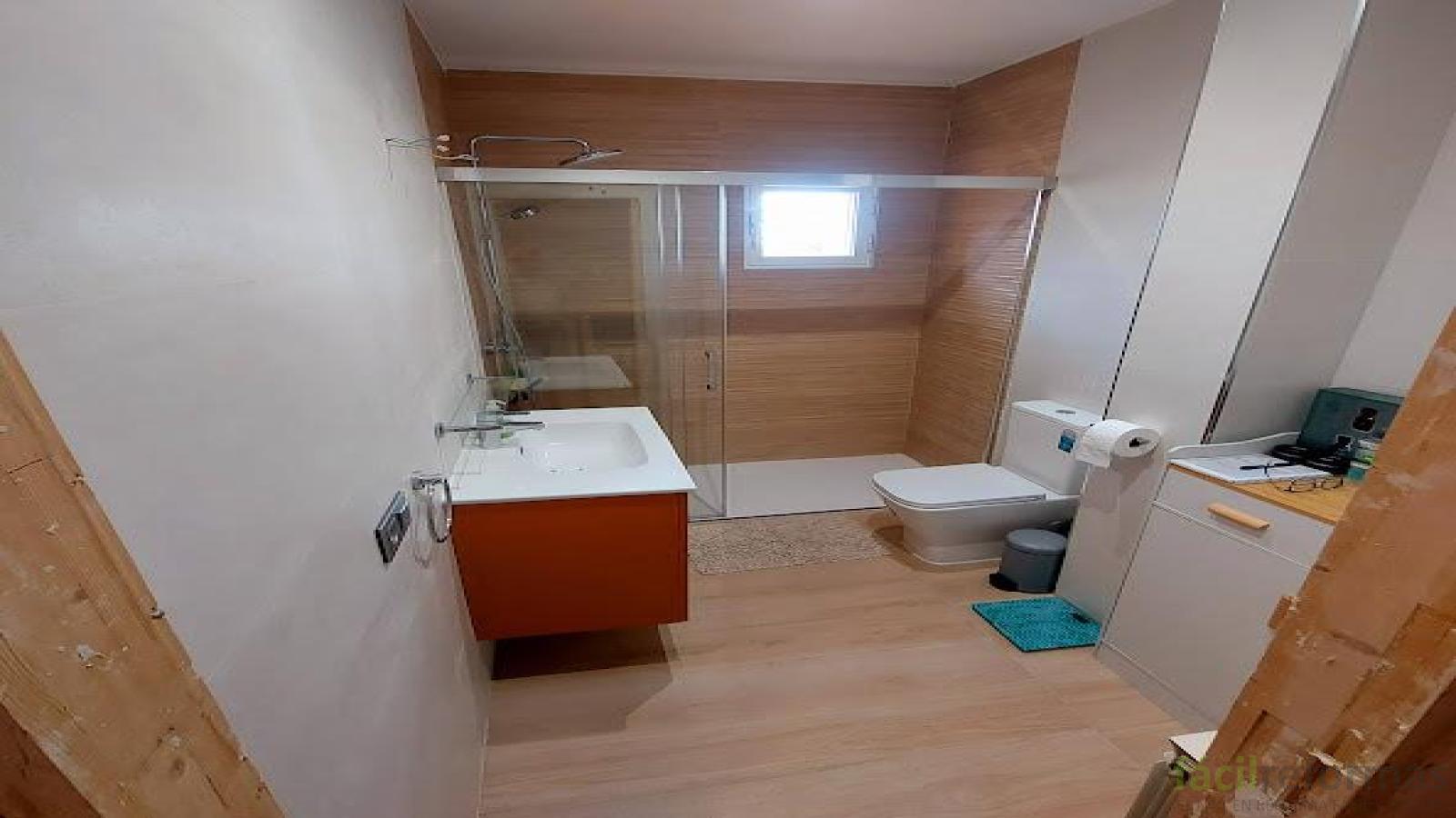 Reforma general de dos cuartos de baños en vivienda adosada
