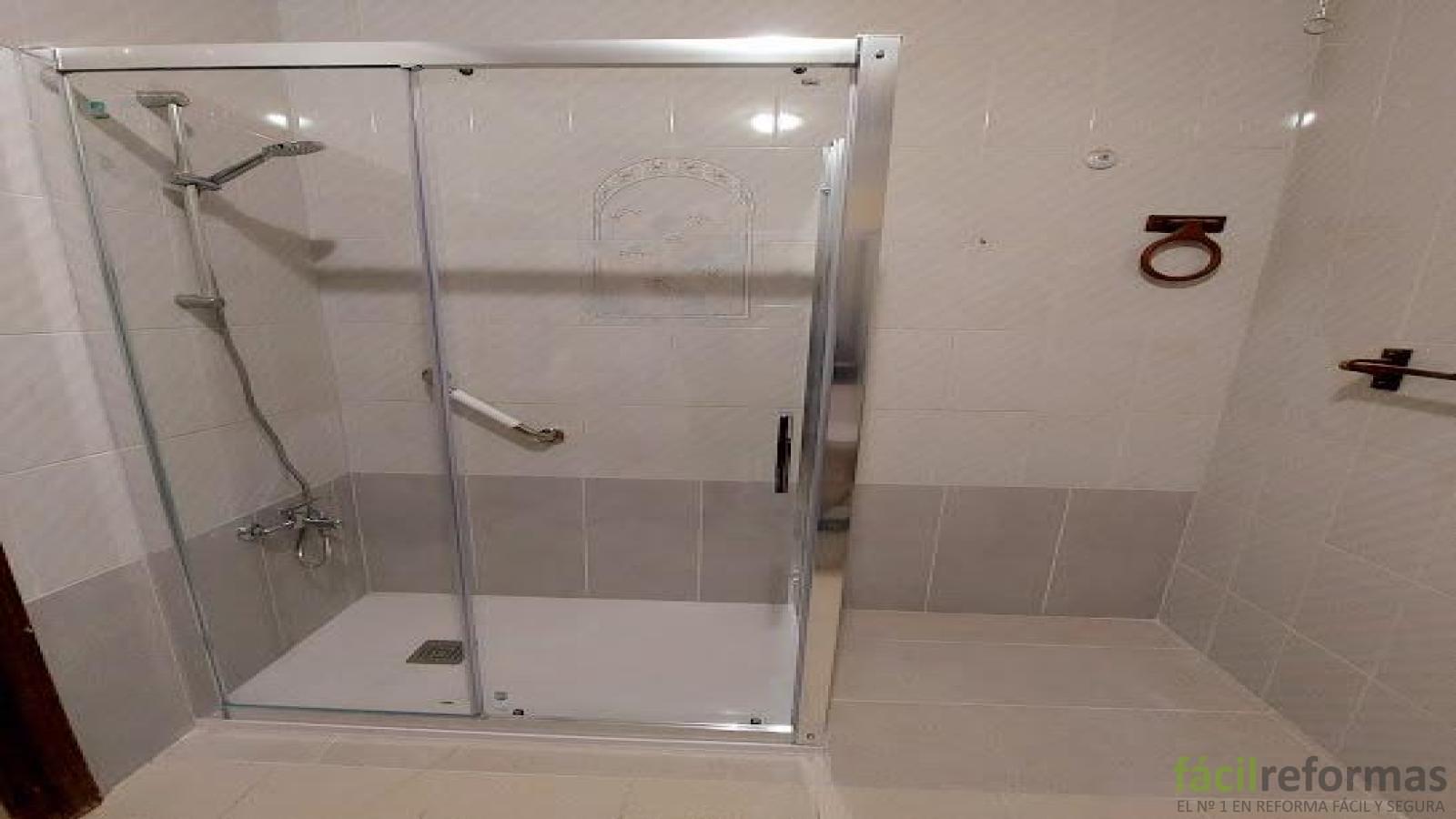 Colocación de mampara en cambio de bañera por ducha.