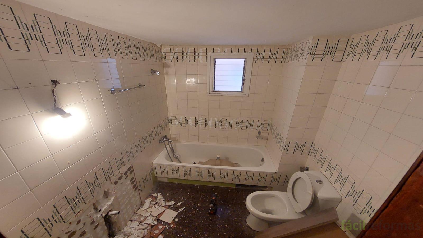 Reforma tu baño con el nuevo estilo mármol y madera 