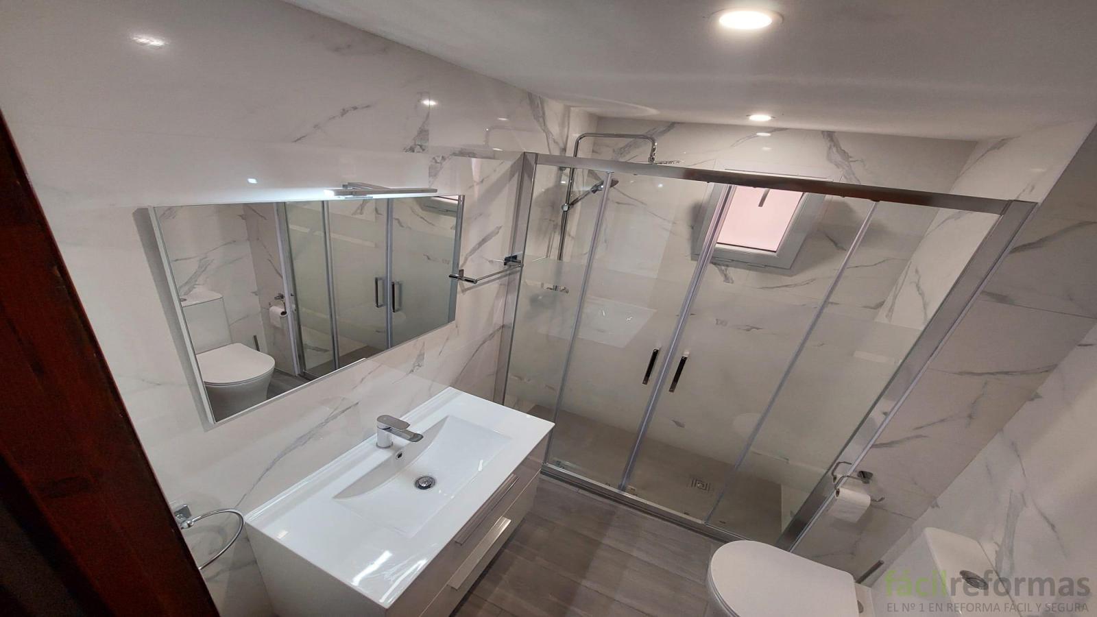 Reforma tu baño con el nuevo estilo mármol y madera 