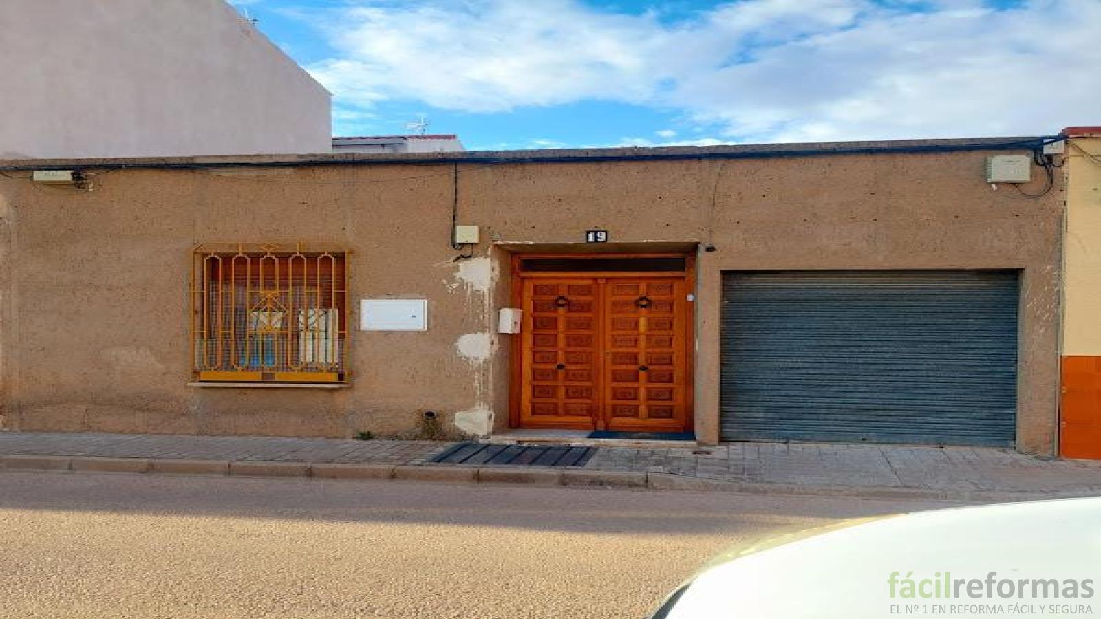 Reforma y alicatado de fachada principal en vivienda