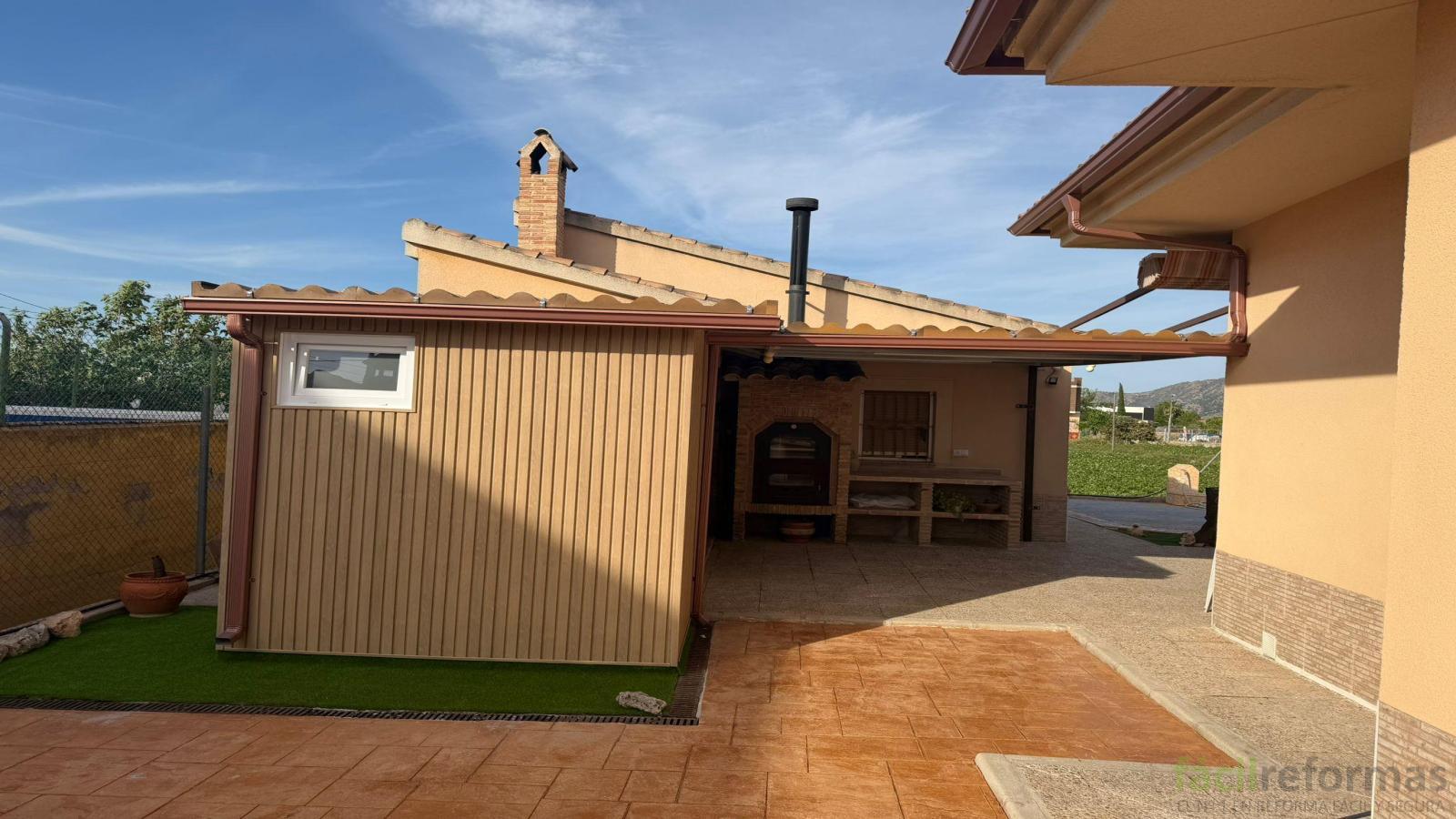 Construcción baño completo y techado de barbacoa