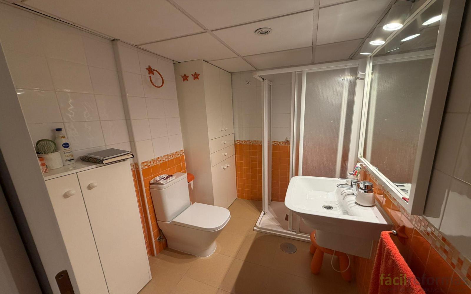 Revestimientos y suelos de SPC en cuarto de baño