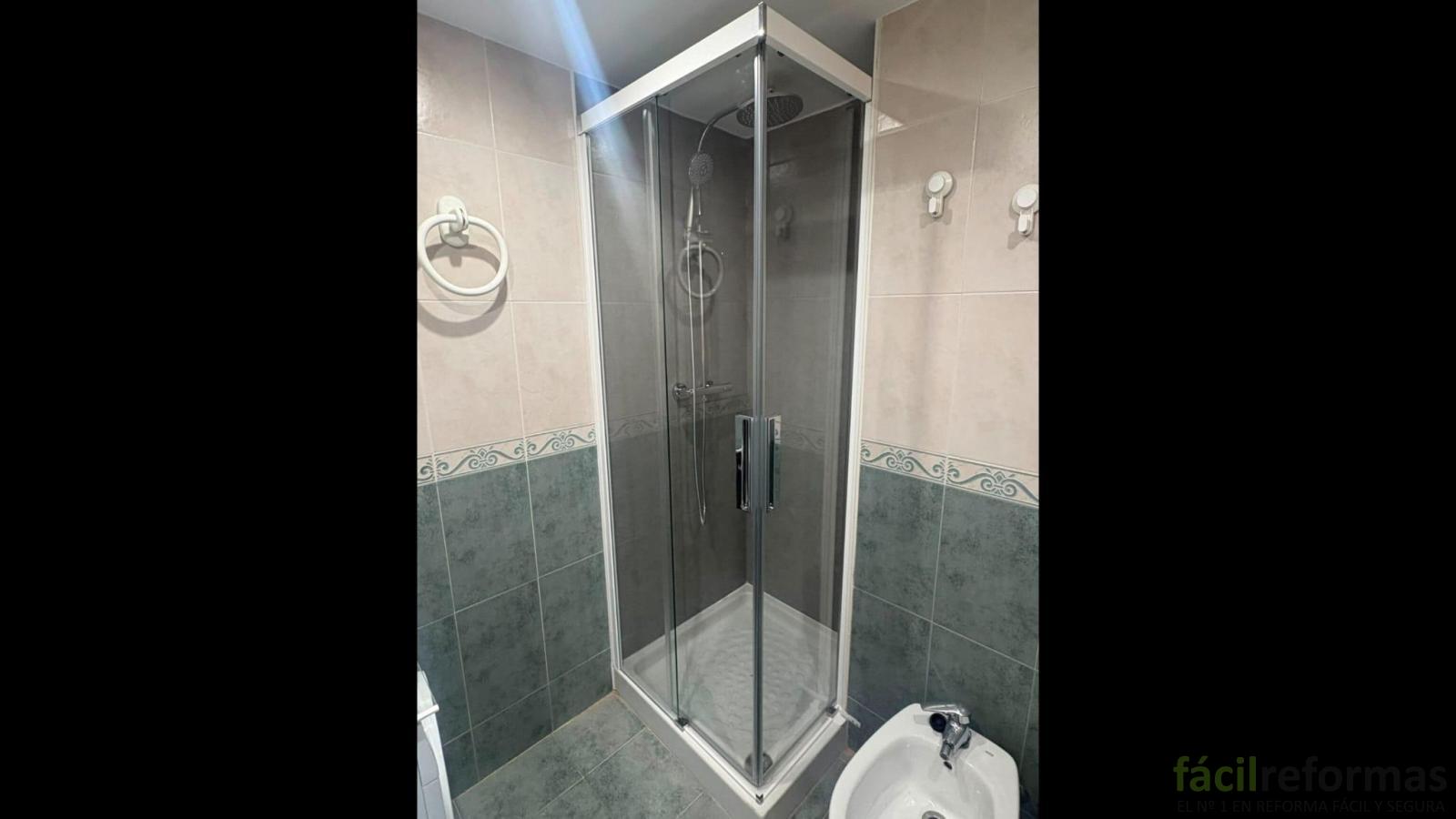Reforma de Ducha (Revestimiento SPC, grifería y mampara) 