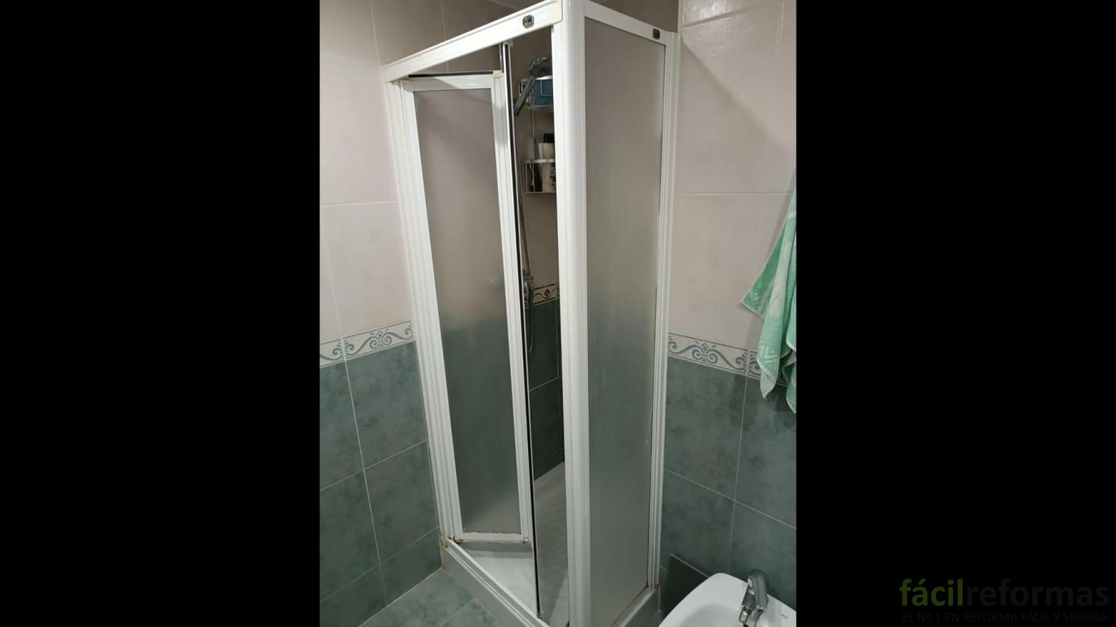 Reforma de Ducha (Revestimiento SPC, grifería y mampara) 