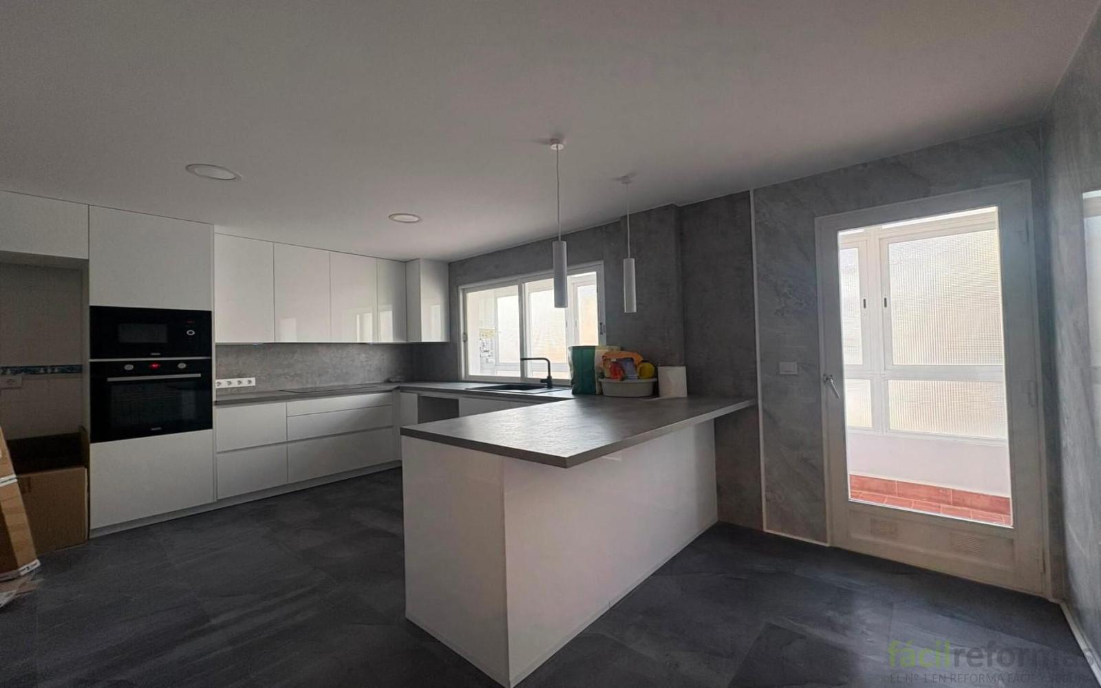 Reforma integral de dos baños, cocina y pulido de parquet