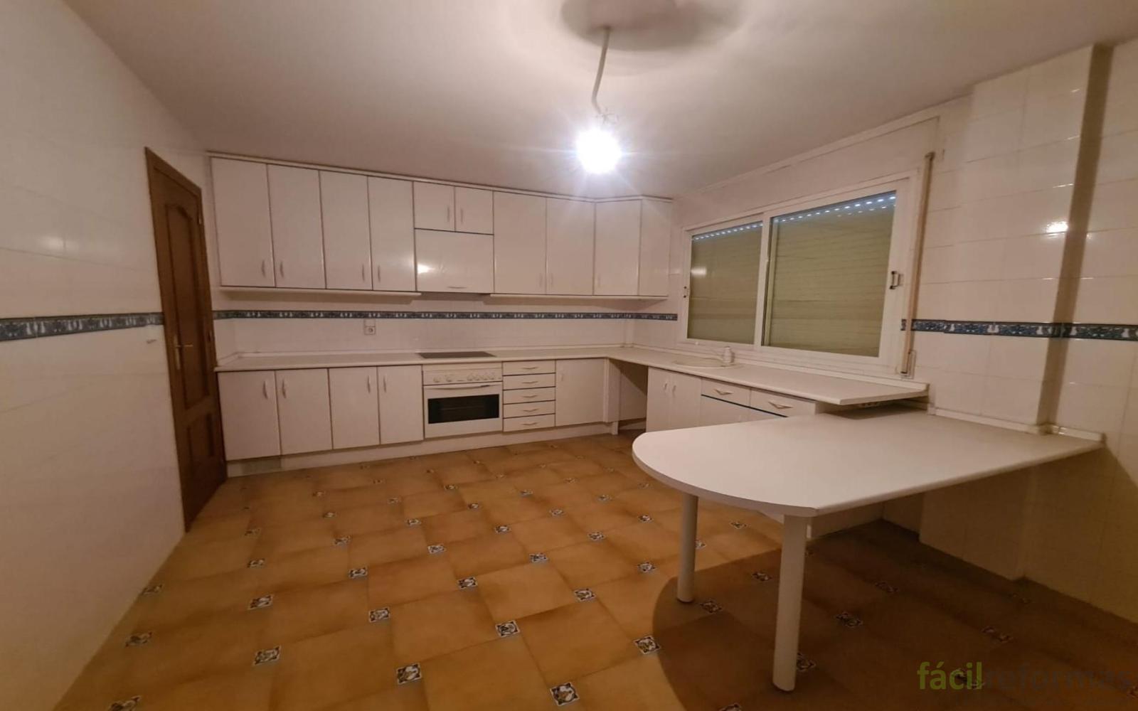 Reforma integral de dos baños, cocina y pulido de parquet