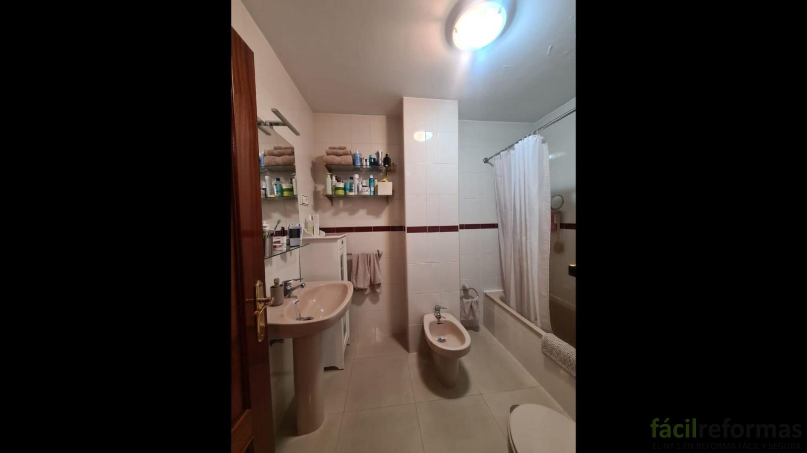 Reforma Completa de Baño y Aseo (ventanas, suelo y lacado de puertas)