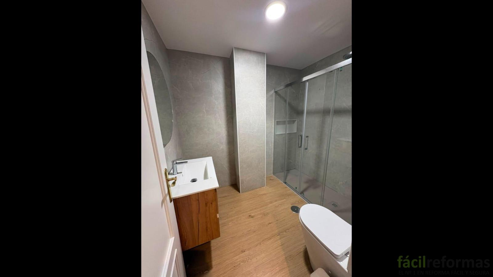 Reforma Completa de Baño y Aseo (ventanas, suelo y lacado de puertas)